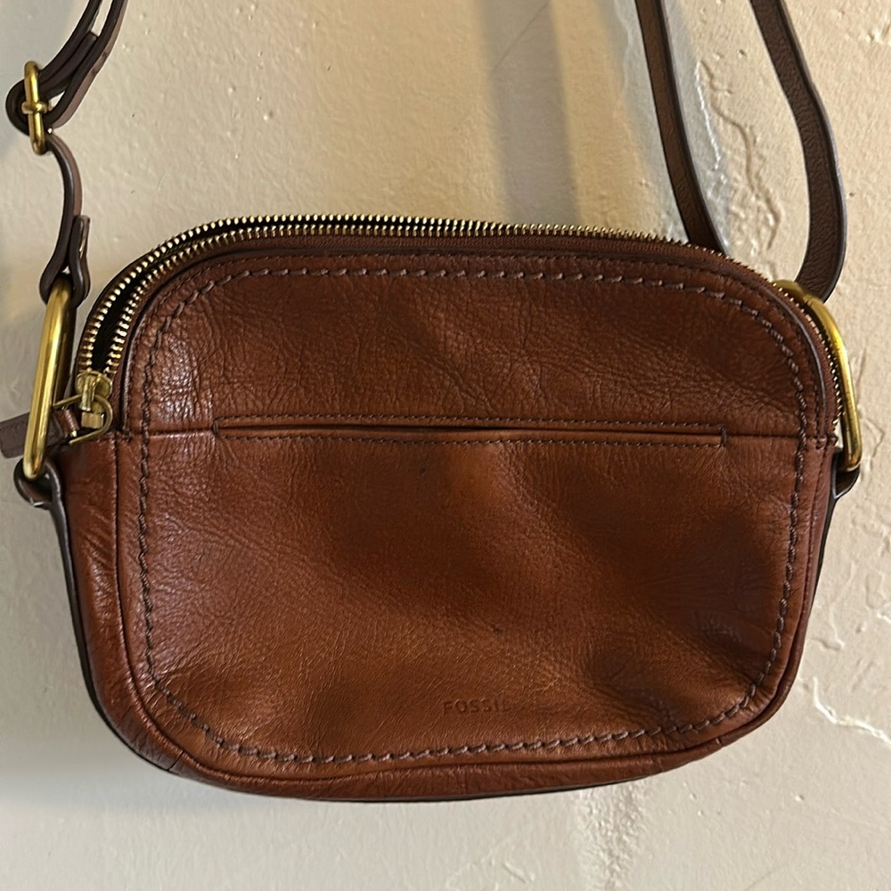 Leather Fossil handbag with adjustable straps
